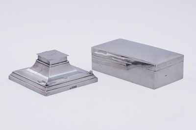 Lot 431 - An Edwardian silver inkwell, and a silver table top cigarette box