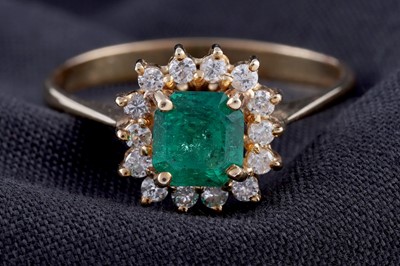 Lot 119 - An emerald and diamond cluster ring