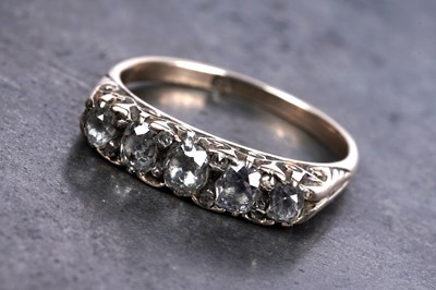 Lot 131 - A Victorian five-stone diamond ring