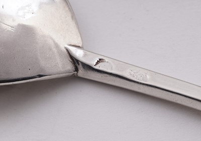Lot 397 - A pair of James I silver slip-top spoons