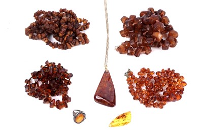 Lot 37 - Early 20th Century amber jewellery