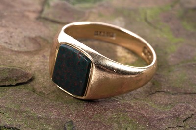 Lot 58 - A Victorian bloodstone and 18ct gold signet ring