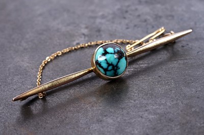 Lot 27 - A 1920's turquoise and 9ct rose gold bar brooch