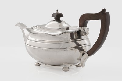 Lot 7 - A George V silver teapot