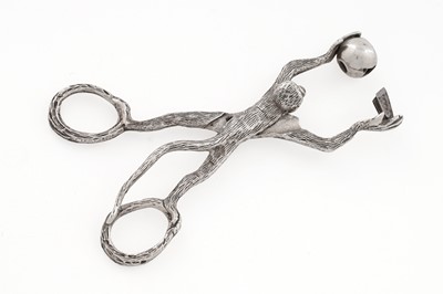 Lot 319 - An Edwardian silver novelty cigar cutter