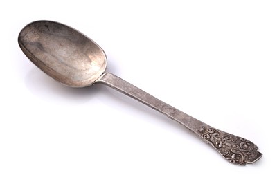 Lot 298 - A William III silver west country lace-back trefid spoon