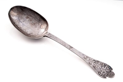 Lot 301 - A William III silver west country lace-back trefid spoon