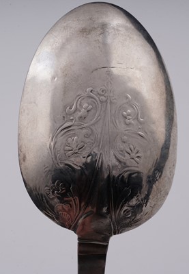 Lot 442 - A William III silver west country lace-back trefid spoon