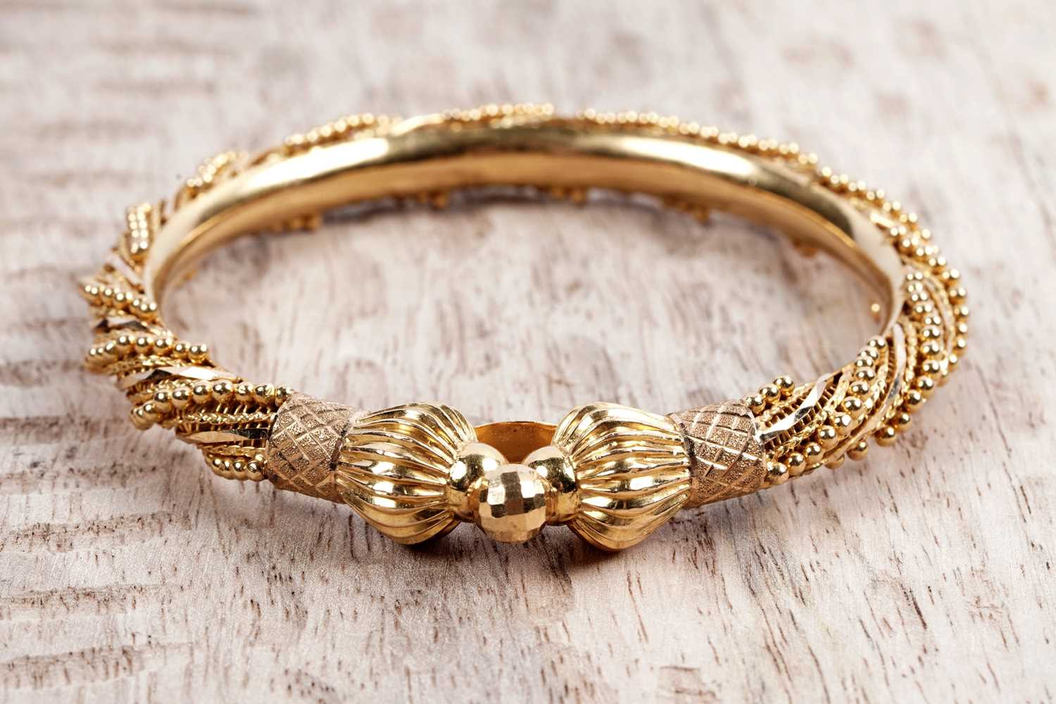 Lot 851 - A 22ct yellow gold bangle
