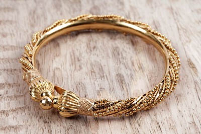 Lot 851 - A 22ct yellow gold bangle