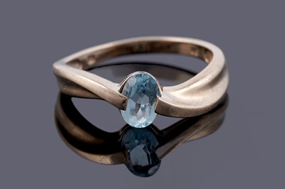 Lot 127 - A modern blue topaz ring