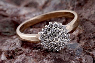 Lot 130 - A modern diamond cluster ring