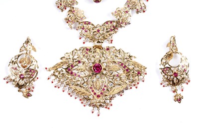 Lot 850 - An Indian high carat gold demi-parure