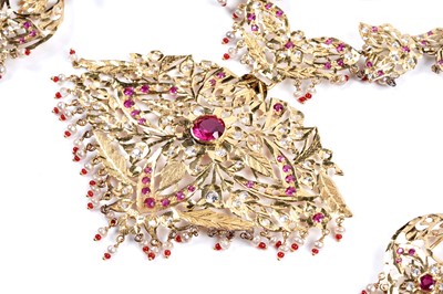 Lot 850 - An Indian high carat gold demi-parure