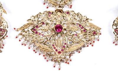 Lot 850 - An Indian high carat gold demi-parure