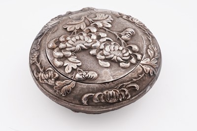 Lot 388 - A late 19th/early 20th Century Chinese silver tobacco box