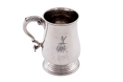 Lot 571 - A George III Scottish silver mug