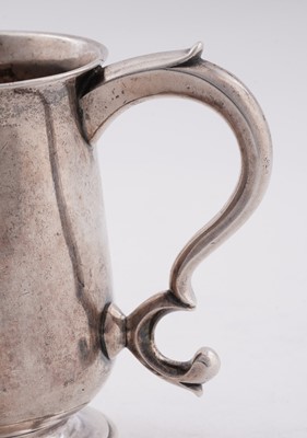 Lot 543 - A George III Scottish small silver mug