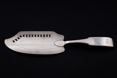 Lot 295 - A George III Scottish provincial silver fish slice