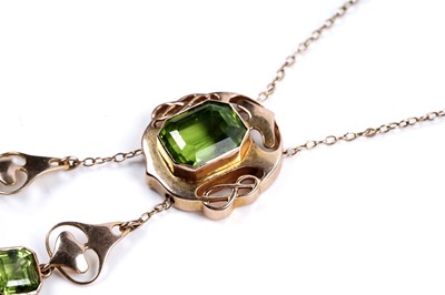 Lot 872 - An Arts and Crafts peridot and 15ct yellow gold necklace