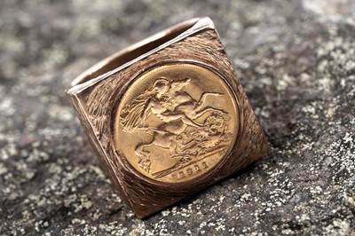 Lot 158 - A George V gold half sovereign ring