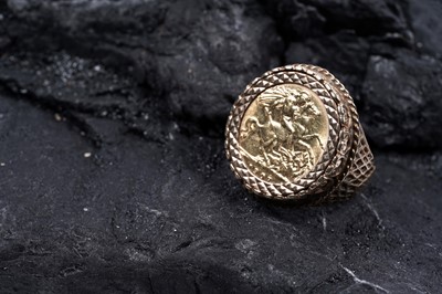 Lot 160 - An Edward VII gold half sovereign ring