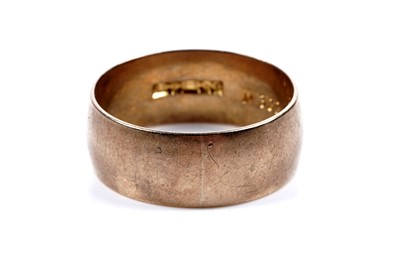Lot 161 - A 9ct yellow gold wedding band