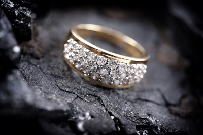 Lot 110 - A diamond dress ring