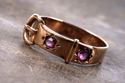Lot 20 - A Victorian garnet and 18ct gold buckle pattern ring