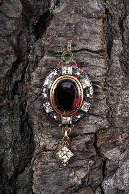 Lot 681 - A Victorian Holbeinesque pendant