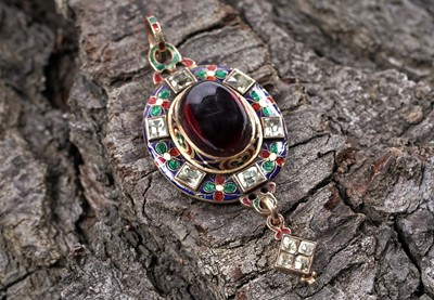 Lot 681 - A Victorian Holbeinesque pendant