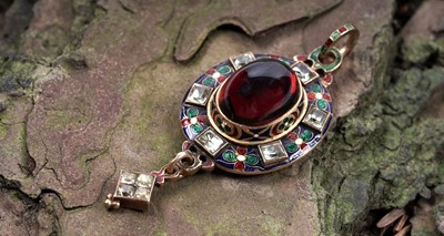 Lot 681 - A Victorian Holbeinesque pendant