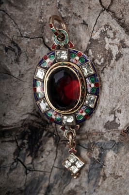 Lot 681 - A Victorian Holbeinesque pendant