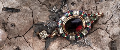 Lot 681 - A Victorian Holbeinesque pendant