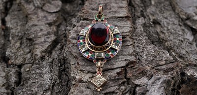 Lot 681 - A Victorian Holbeinesque pendant