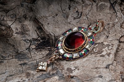 Lot 681 - A Victorian Holbeinesque pendant