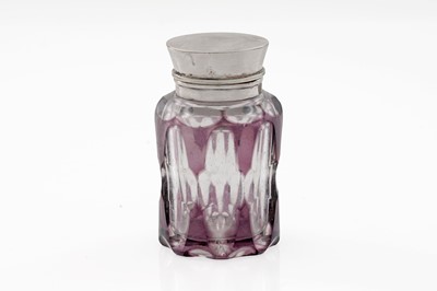 Lot 697 - A late Victorian/Edwardian silver mounted clear glass smelling salts bottle