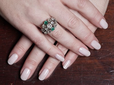 Lot 855 - A Victorian emerald and diamond dress ring