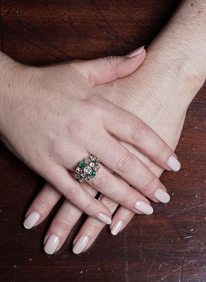 Lot 855 - A Victorian emerald and diamond dress ring