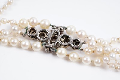 Lot 976 - A Victorian pearl choker necklace