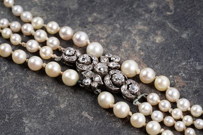 Lot 976 - A Victorian pearl choker necklace