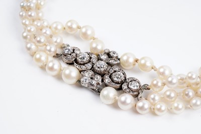 Lot 976 - A Victorian pearl choker necklace