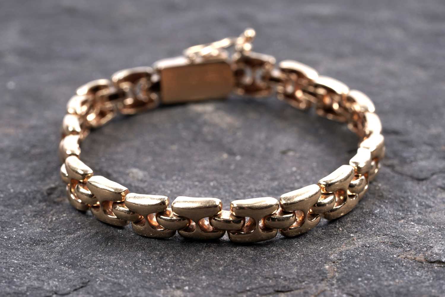 Lot 987 - An 18ct yellow gold bracelet