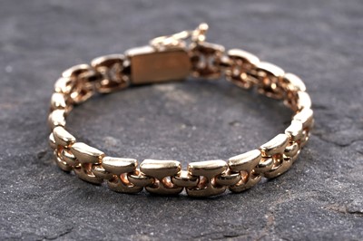Lot 987 - An 18ct yellow gold bracelet