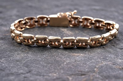 Lot 987 - An 18ct yellow gold bracelet