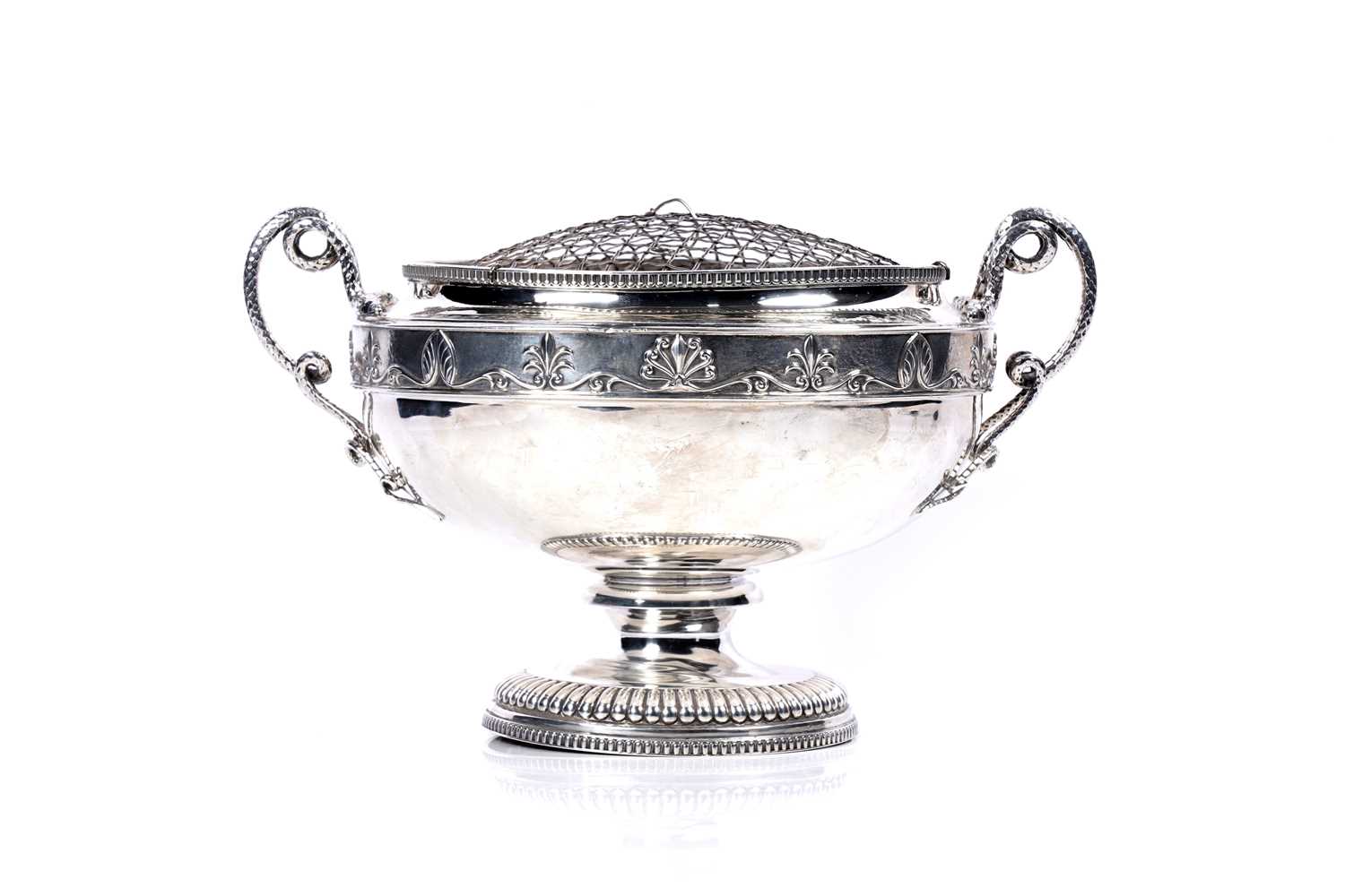 Lot 26 - A George V silver trophy cup or rose bowl