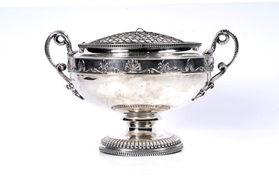 Lot 26 - A George V silver trophy cup or rose bowl