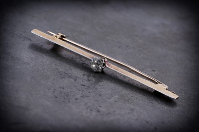 Lot 555 - An early 20th Century diamond bar brooch