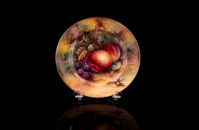Lot 402 - A fruit painted Worcester plate