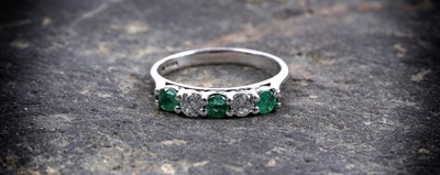 Lot 128 - An emerald and diamond ring